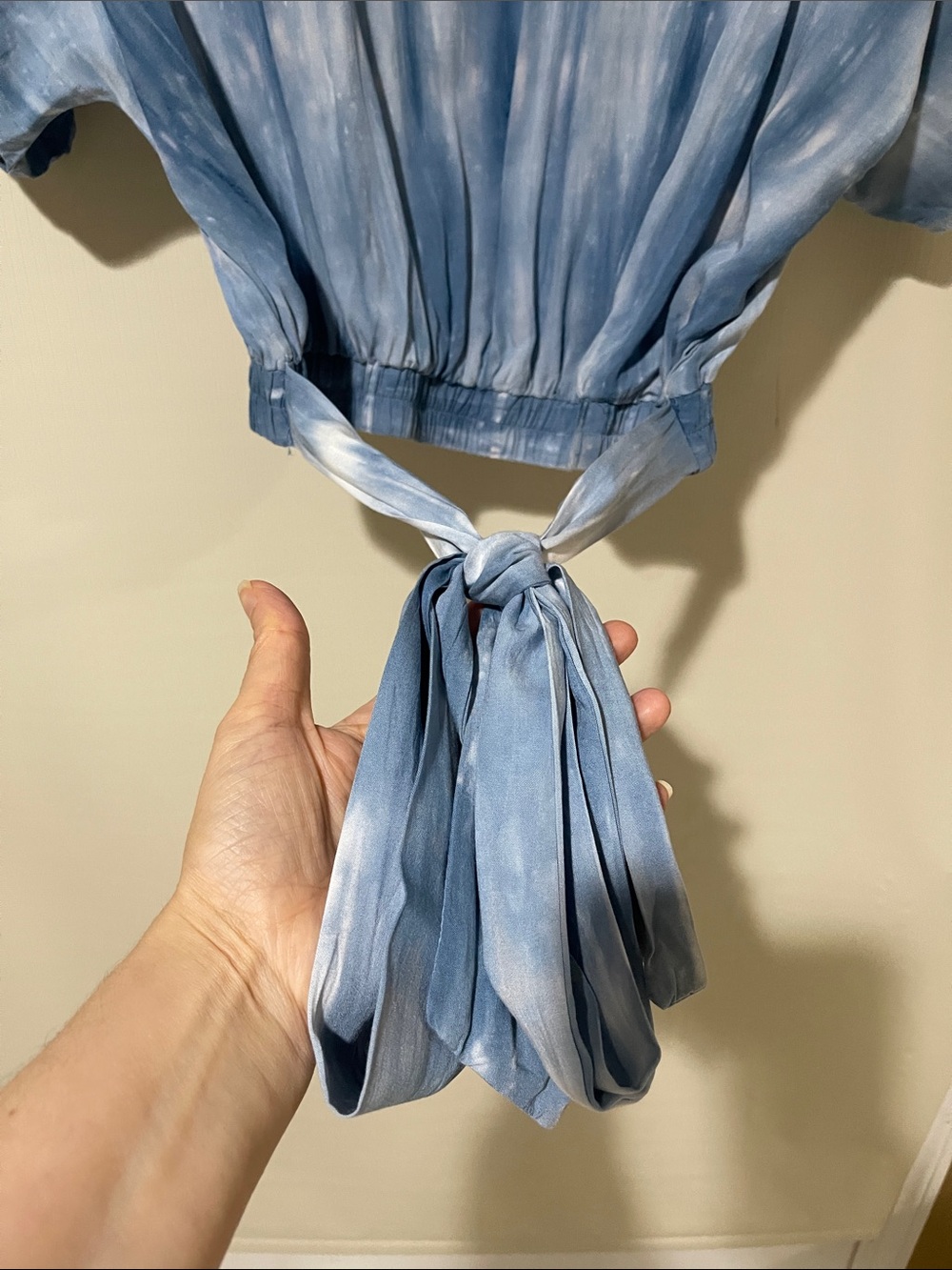 Moon River Light Blue Tie-Dye Tie-Front Crop Top Size Medium like new Condition - Picture 6 of 9